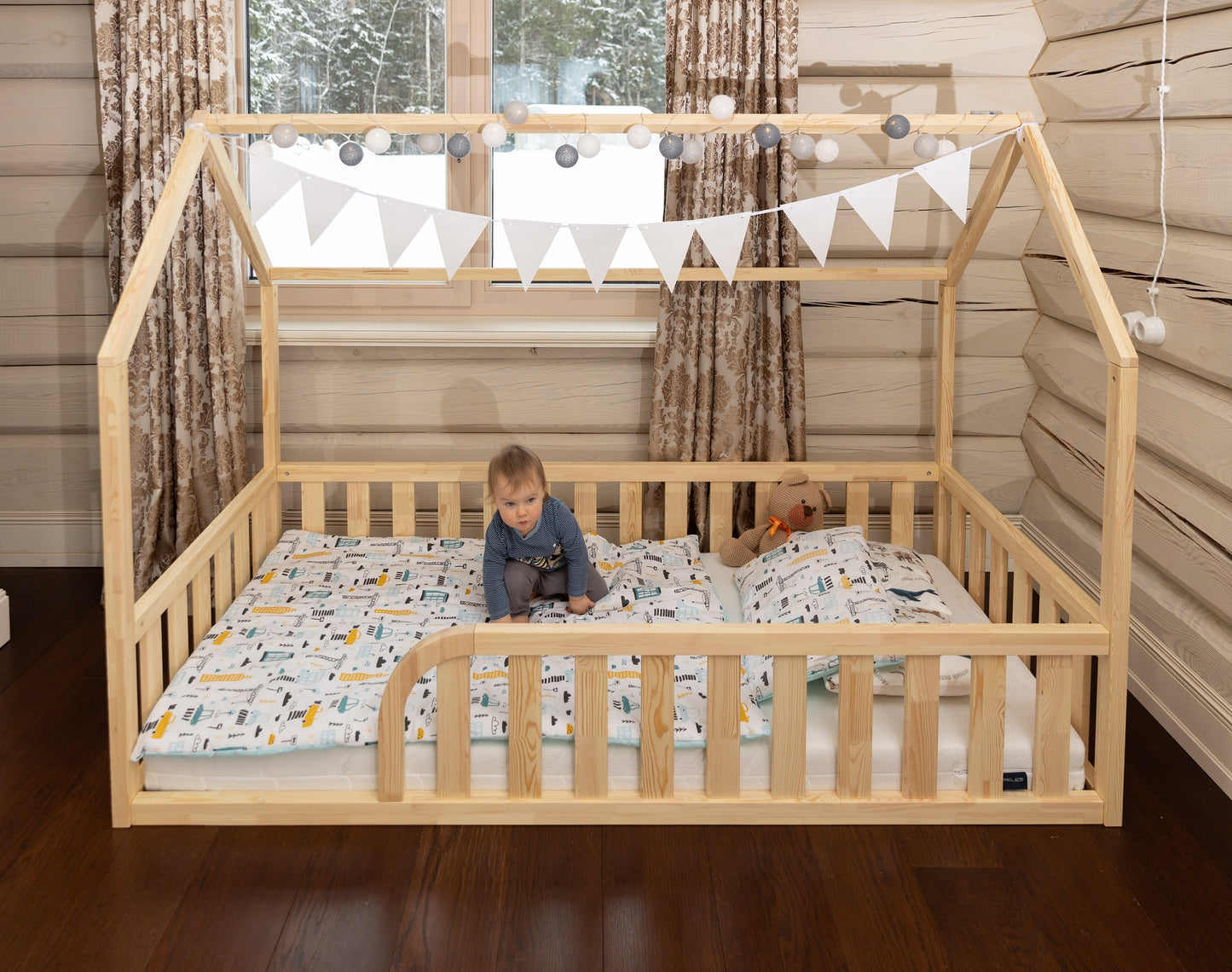 Montessori bedhuisje met railing en ronde opening