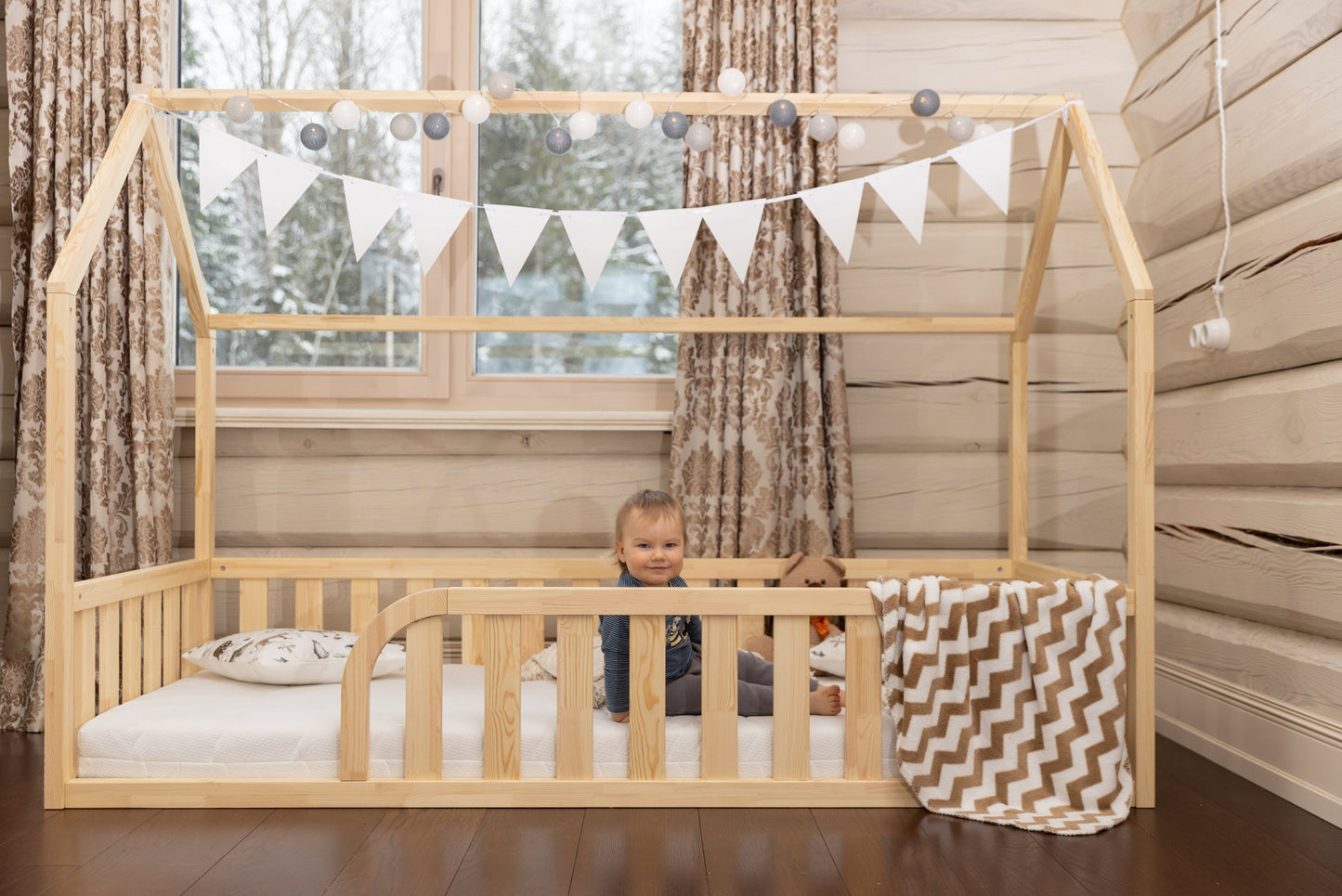 Montessori bedhuisje met railing en ronde opening