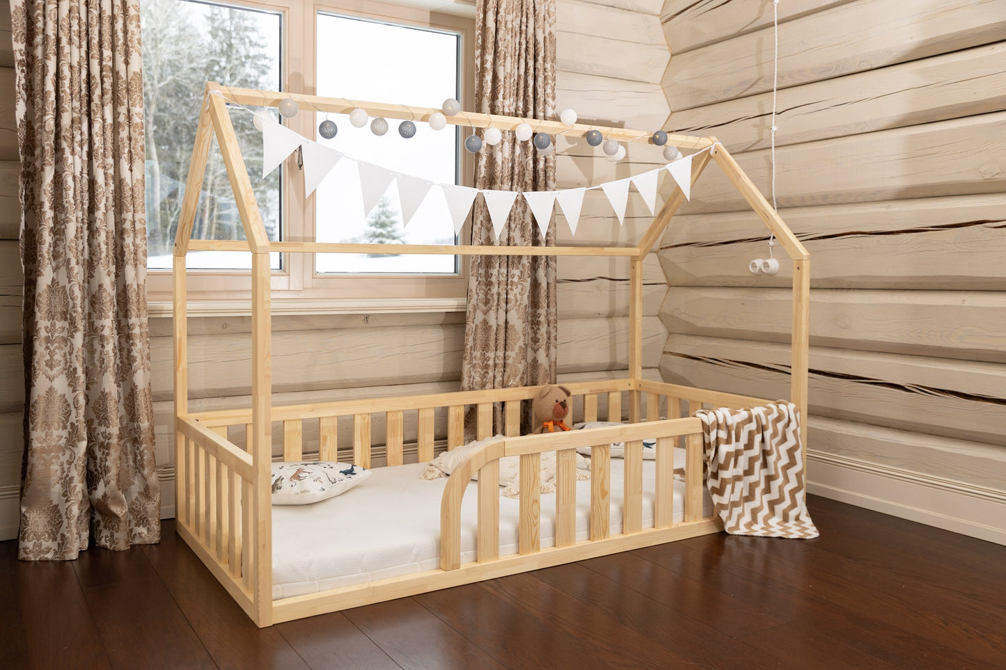 Montessori bedhuisje met railing en ronde opening