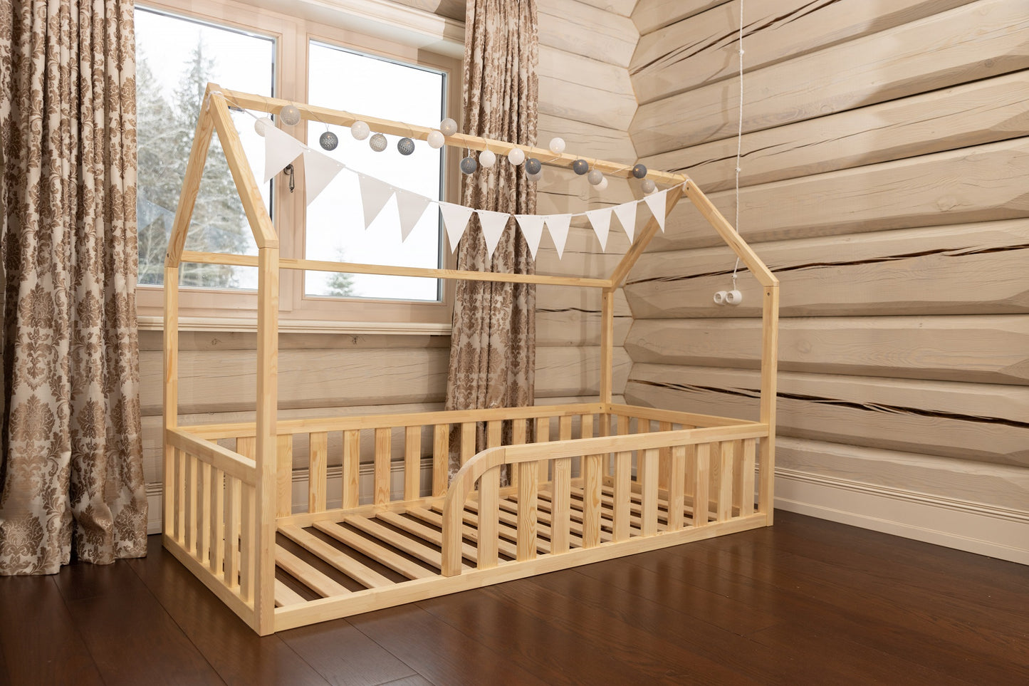 Montessori bedhuisje met railing en ronde opening